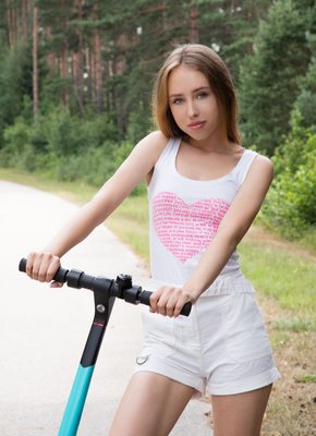 Сексапильная детка разделась до гола в парке