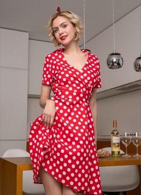 Молодая домохозяйка разделась на кухне