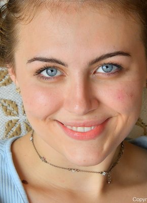 Нимфоманка засунула вибраторы в бритую пизду