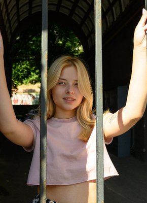 Сладкая пышечка оголила большие буфера и попу